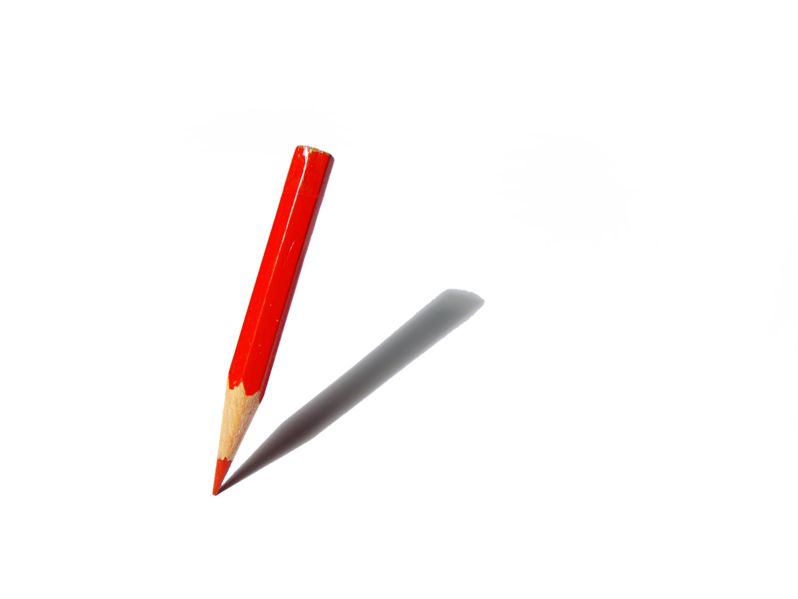 Красный карандаш на белом фоне
